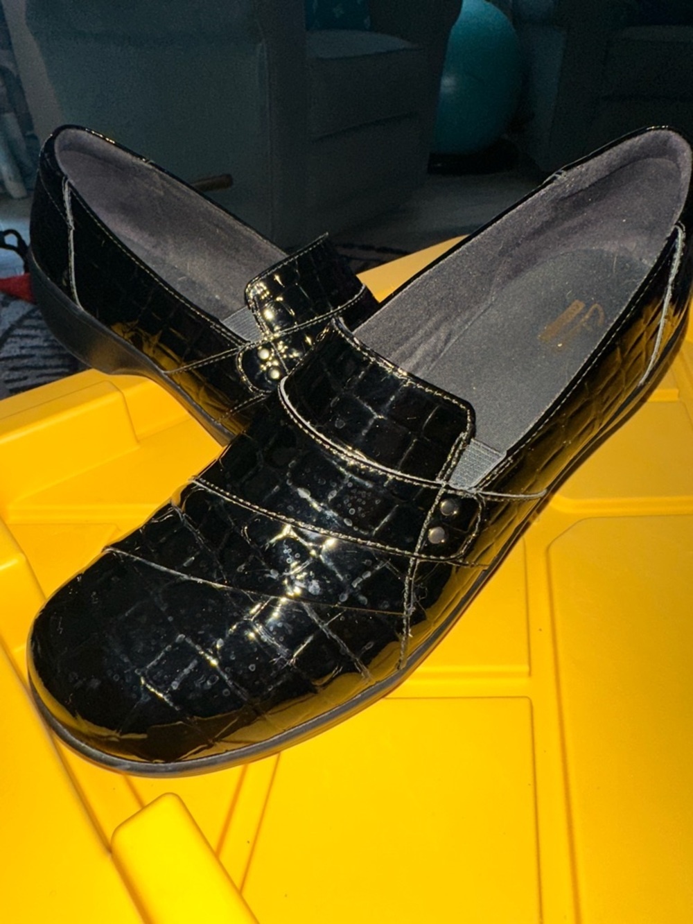 Women’s sz 12 Clarks Black Patent Croc-Embossed Slip-On Loafers Beautiful